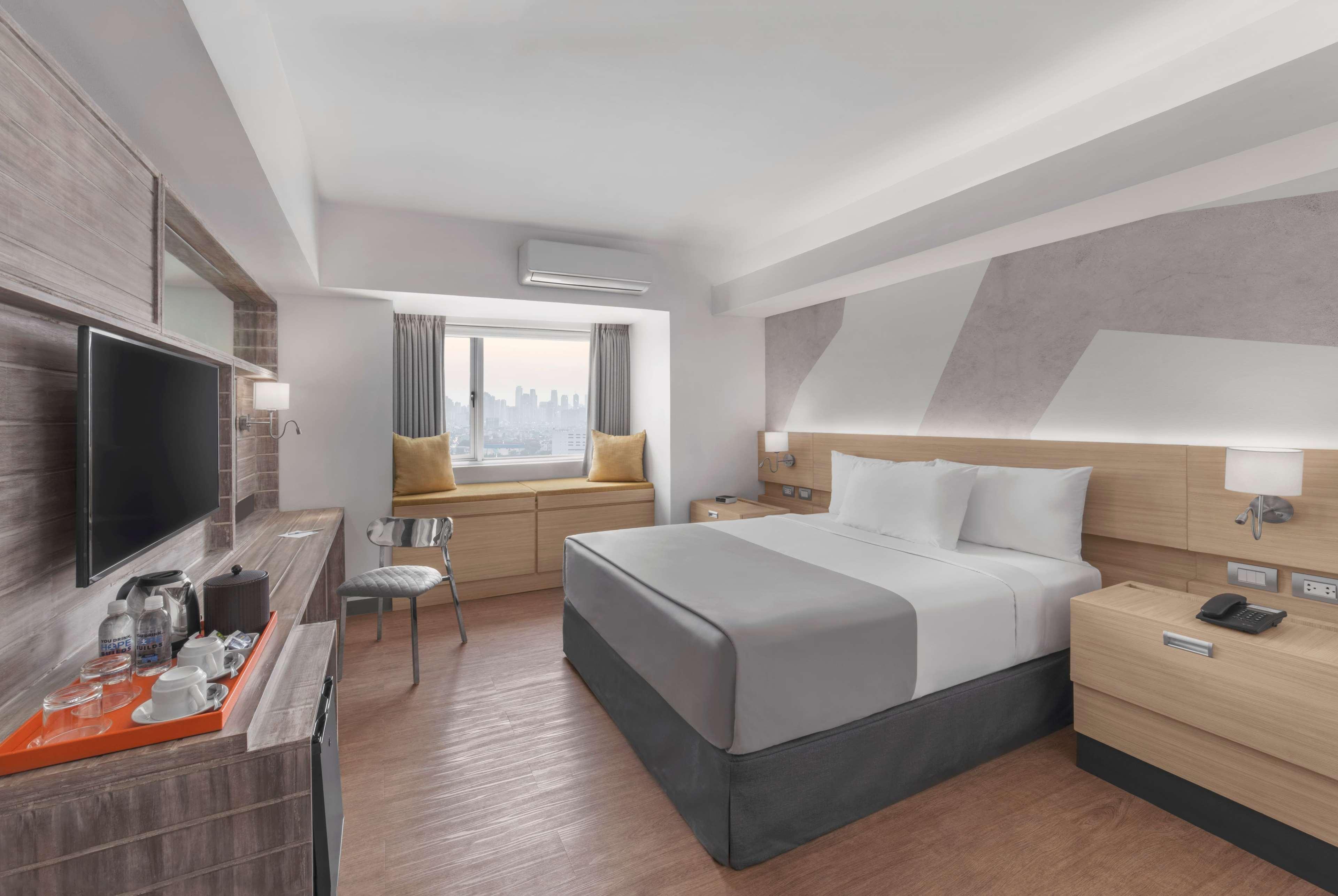 Hotel Tryp By Wyndham Mall Of Manila 3*